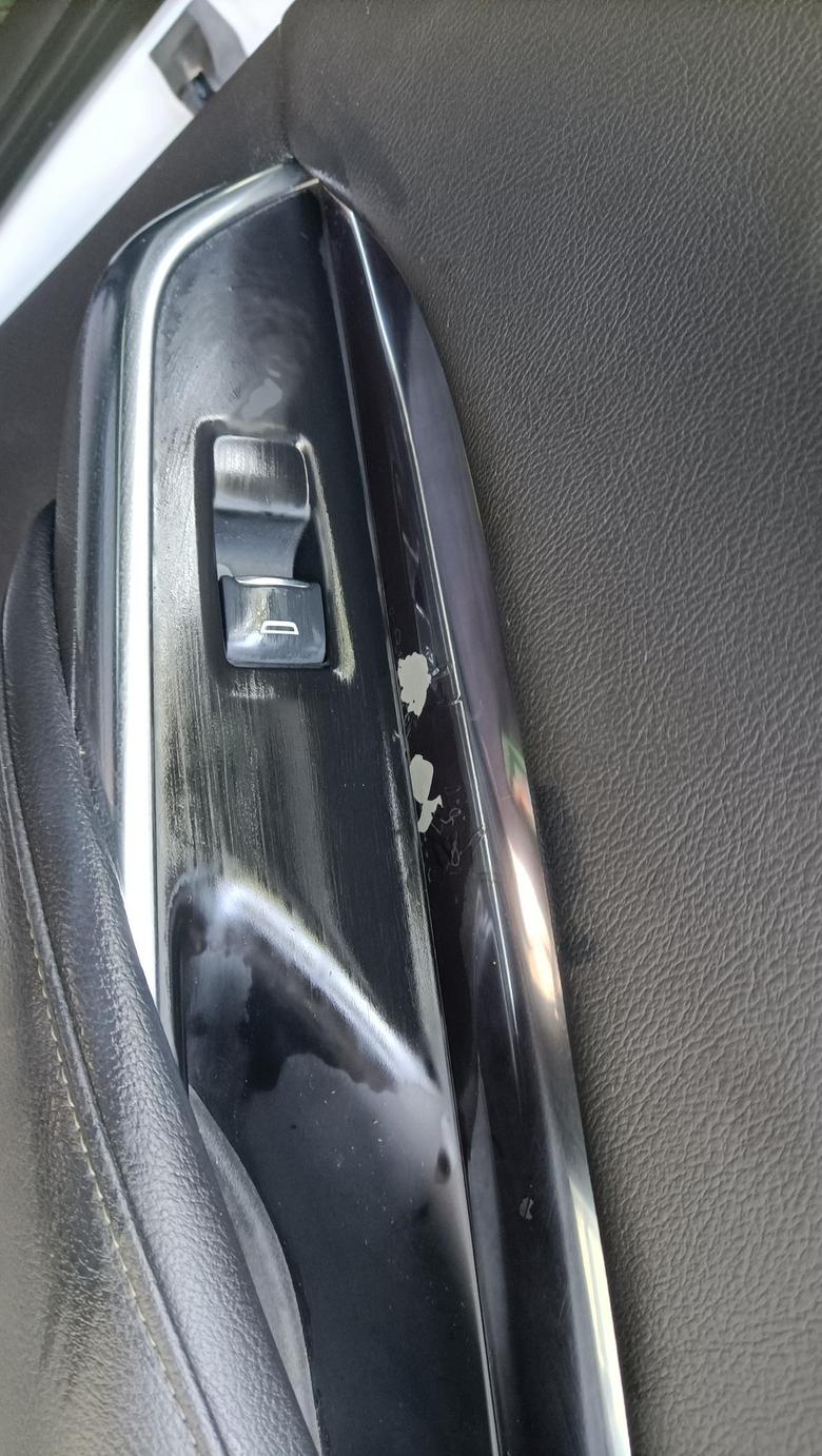 凯迪拉克xt4 洗个车发现内拉手的装饰板电镀的漆爆了