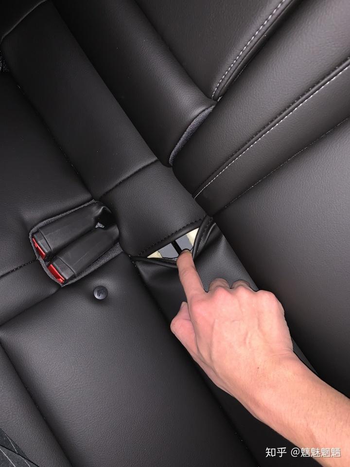 凯迪拉克xt4 XT4的isofix接口藏在座椅皮套后面！连接的话要把皮扯到一边！时间久了座椅皮套都褶皱了！如果以后不放安全座椅了那不是很难看？