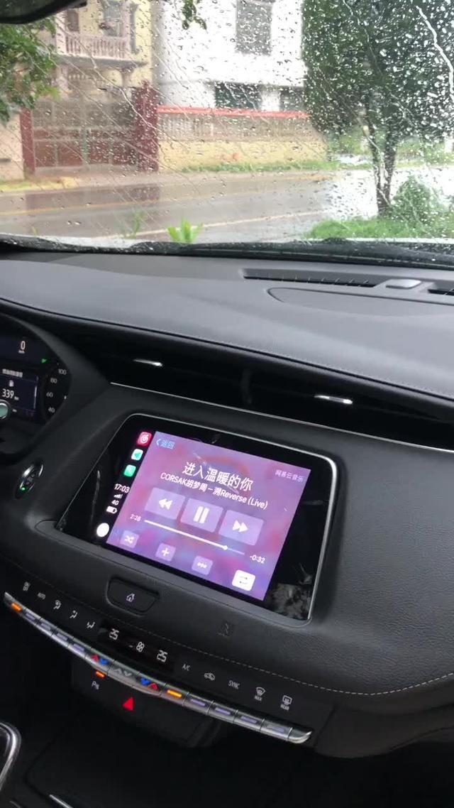 凯迪拉克xt4 刚提的新车，下雨天躲在车里听着音乐看着这全景天窗甚是惬意。