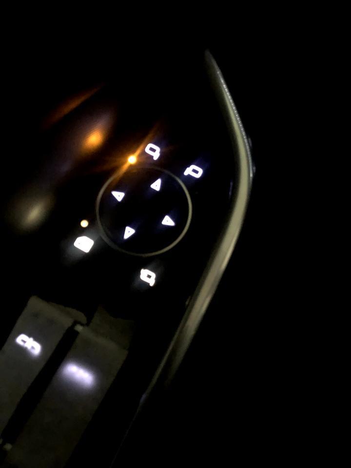 凯迪拉克xt4 4S店后装的电折耳该了之后锁后窗的按键灯不亮正常吗？还有电折耳不同步一个快一个慢