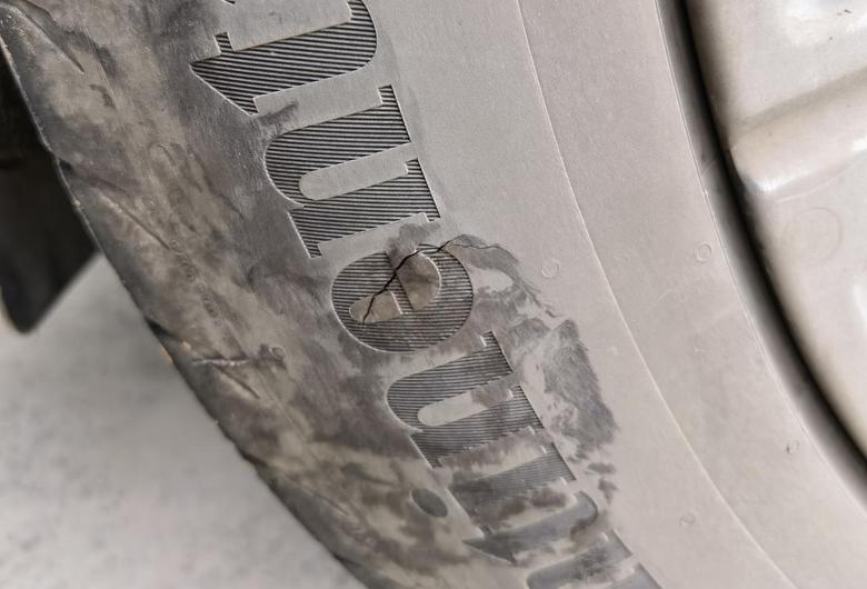 凯迪拉克xt4 今天突然发现轮胎侧面有这么条裂痕，问题大嘛？？