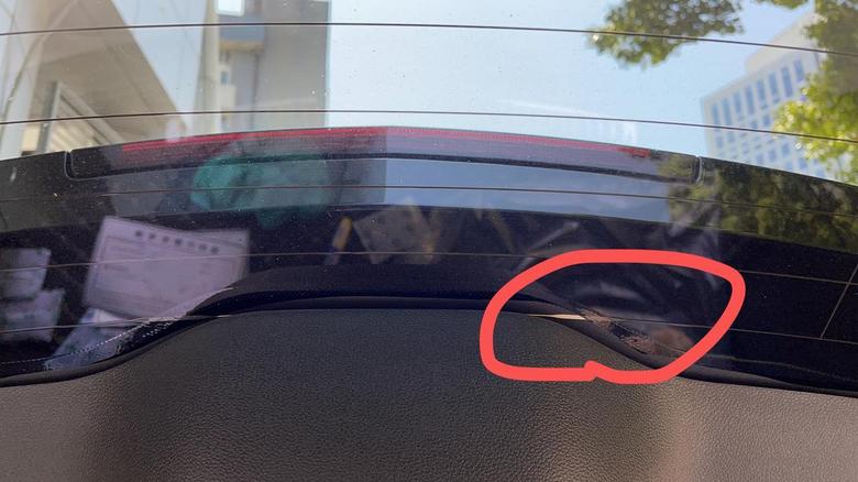凯迪拉克xt4 后车窗玻璃电热丝部分裸露？？？都这样吗？