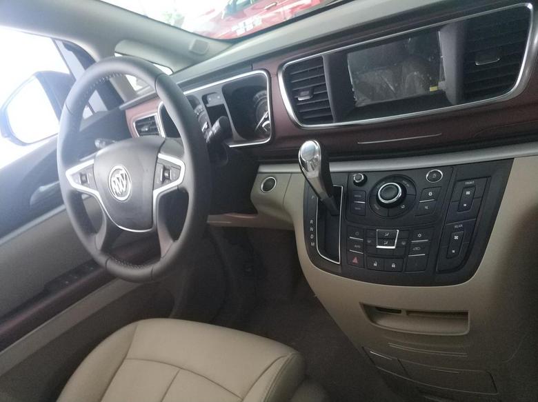 别克gl8商旅车配备别克econnec互联技术，支持苹果carplay和百度carlife手机互联映射功能。全系标配abs防抱死制动系统和电子制动力分配系统，也带有倒车影像，整车是非常安全的。