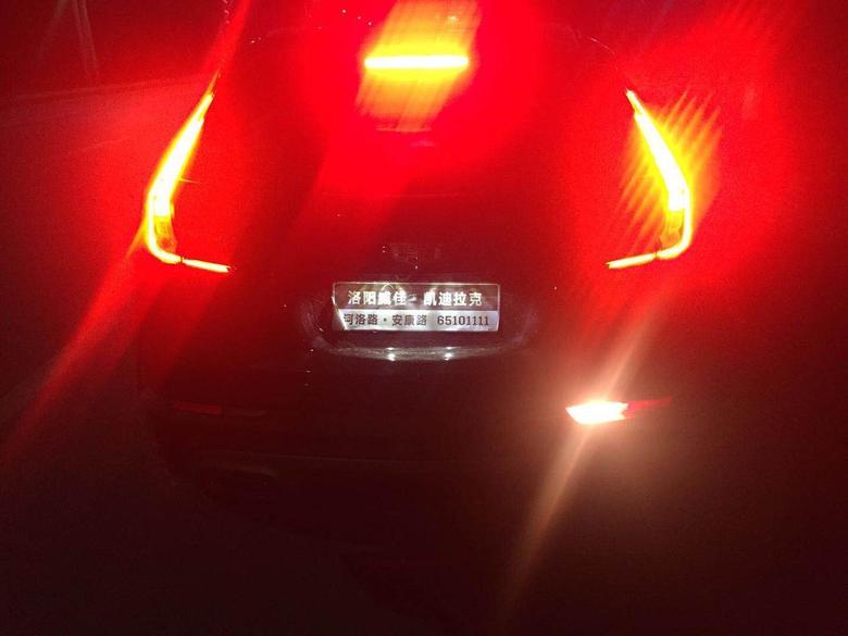 凯迪拉克xt4 这个倒车车灯只有右边亮有问题吗？