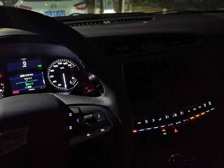 凯迪拉克xt4 提车车子不到半个月，点火后中控屏幕不亮，熄火后会亮
