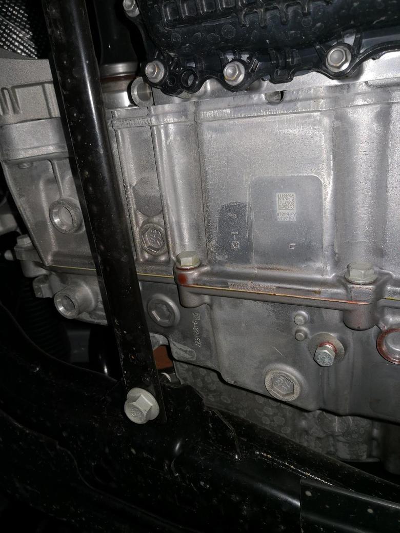 凯迪拉克xt4 XT4提车4天发现底盘变速箱位置漏油，求解。