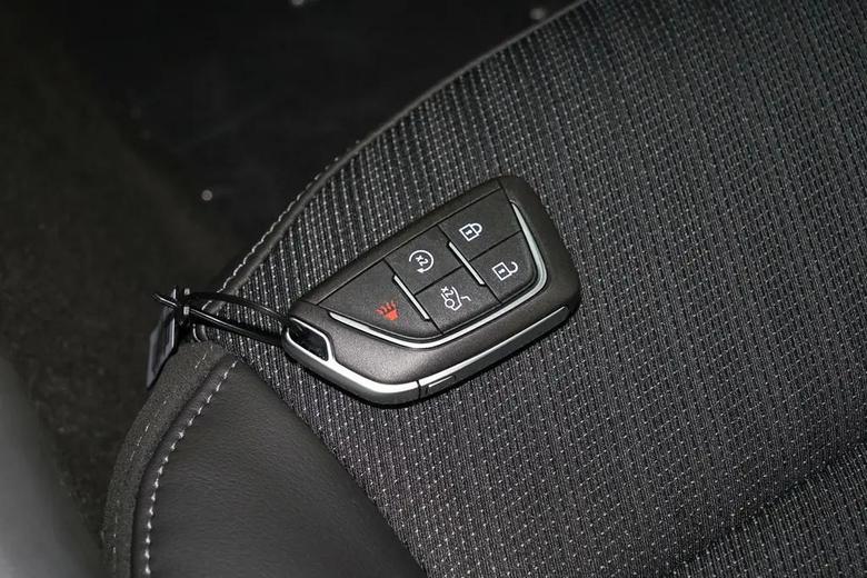 凯迪拉克xt6 感觉轿车的钥匙比SUV好看，尺寸也要大一些，不知道能不能换图一是轿车，图二是SUV，好像最新的那款纯电车的钥匙也是跟轿车一样的造型?爱车吐槽