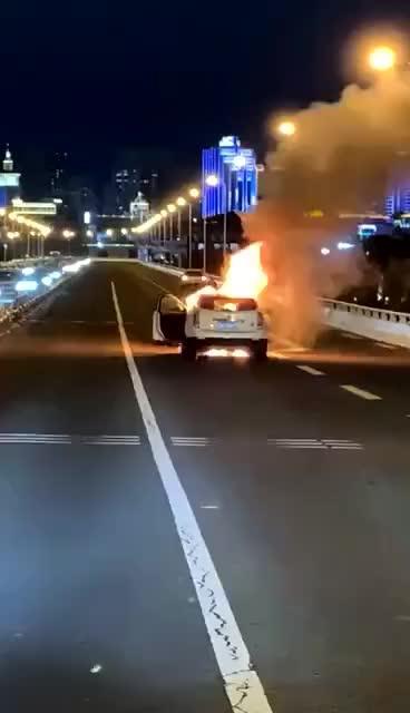 凯迪拉克xt6 这是什么车自燃了！