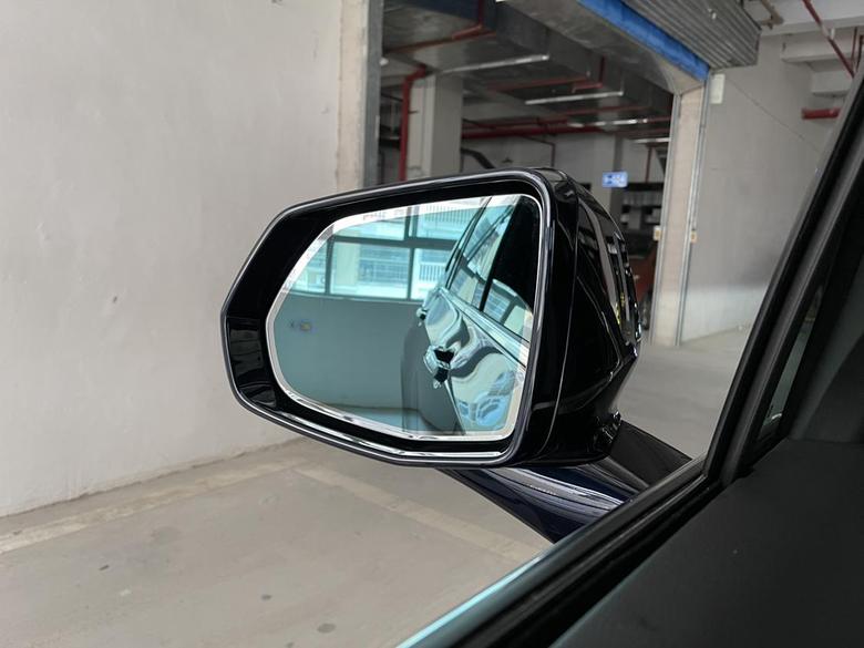 凯迪拉克xt6 提车半个月，今天才注意到，后视镜为什么一边是绿色的，一边是原色？是膜吗？感觉没地方撕呀。