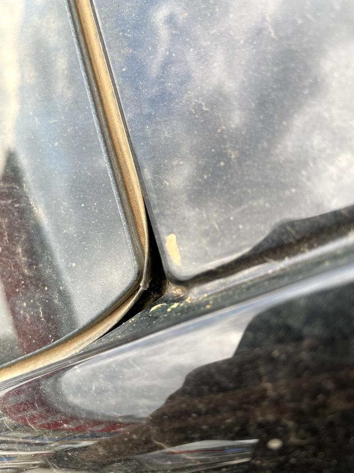 凯迪拉克xt6 你们有没有遇到这种情况。前挡风玻璃上面两遍胶条都裂开了！会不会漏水进车里？