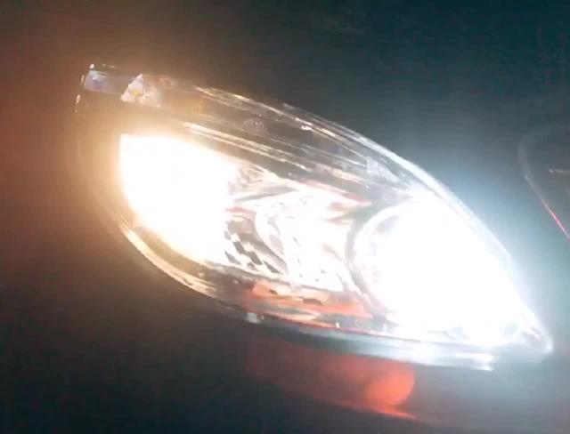 别克gl8 GL8原车卤素灯铺路效果太差，升级立盯智能LED双光透镜，大灯不亮何以远行！车灯升级势在必行！