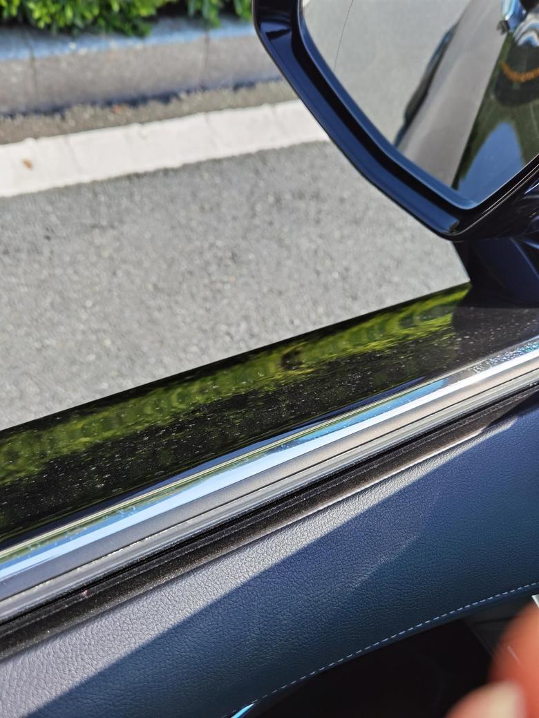 凯迪拉克xt6 前天洗车，突然发现几个车窗镀铬条不同程度出现这种白斑，擦也擦不掉。开过这么多车没遇见过，是xt6配件质量太差了吗？有哪位大神遇到过？求解。