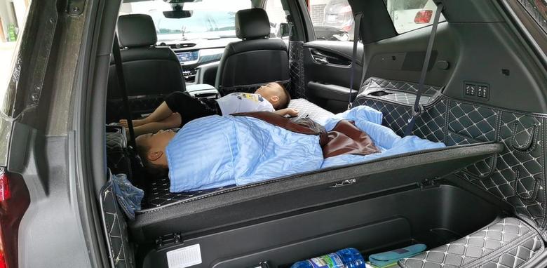 凯迪拉克xt6 孩子在车上睡觉时都不老实，翻来滚去的，可以把后备箱那块板子升起来，防止不注意时孩子跌落车外！不过大人最好还是多加注意！