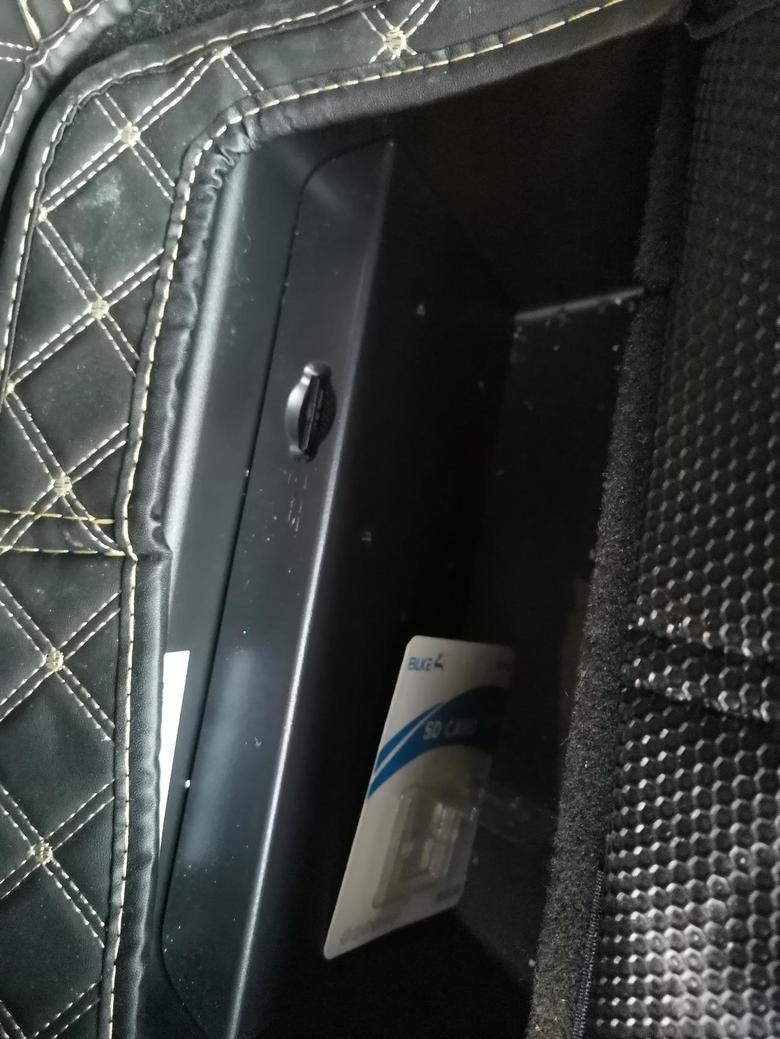 凯迪拉克xt6 求教各位大佬，用了半年的行车记录仪，今天查看竟然显示无SD卡是哪里出的问题？卡插在尾箱左侧底下卡槽。
