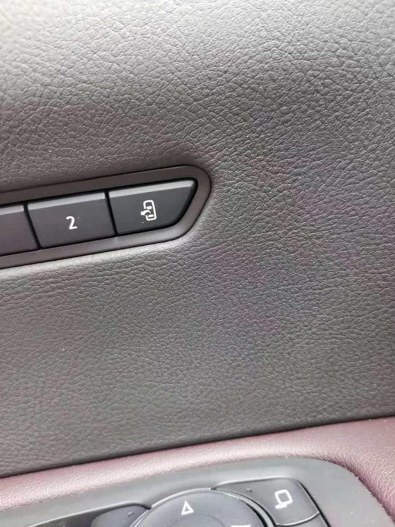 凯迪拉克xt6 求教，主驾车门这个按钮做啥用的。