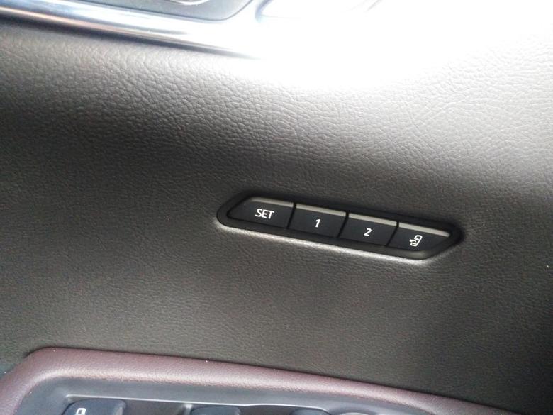 凯迪拉克xt6 XT6四豪驾驶门子上这几个按键是做什么用的，那个大神知道，求告知