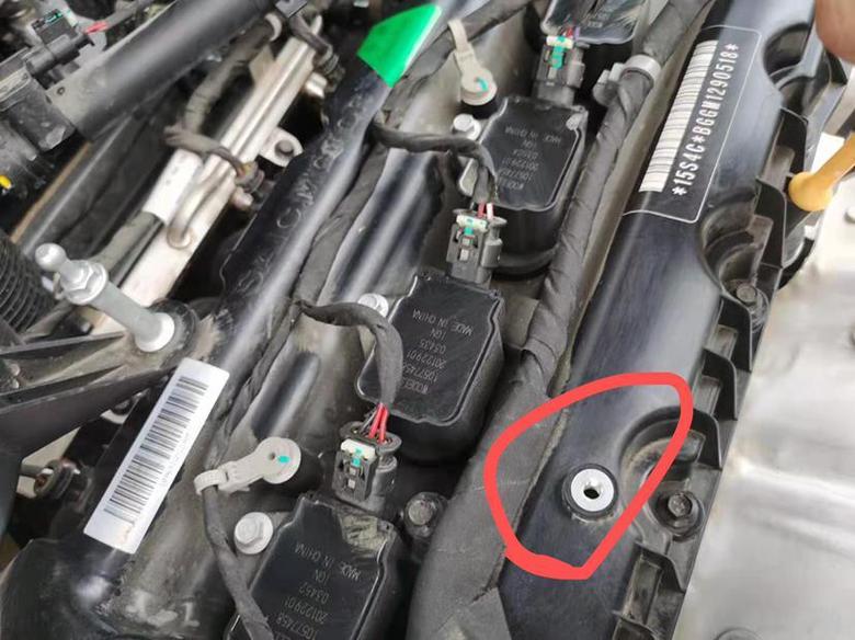 名爵5 洗车时候心思把发动机舱擦擦，拿下来发动机上的罩子就看到这个孔，里面有螺纹，但是没有螺栓，是没拧还是不需要？