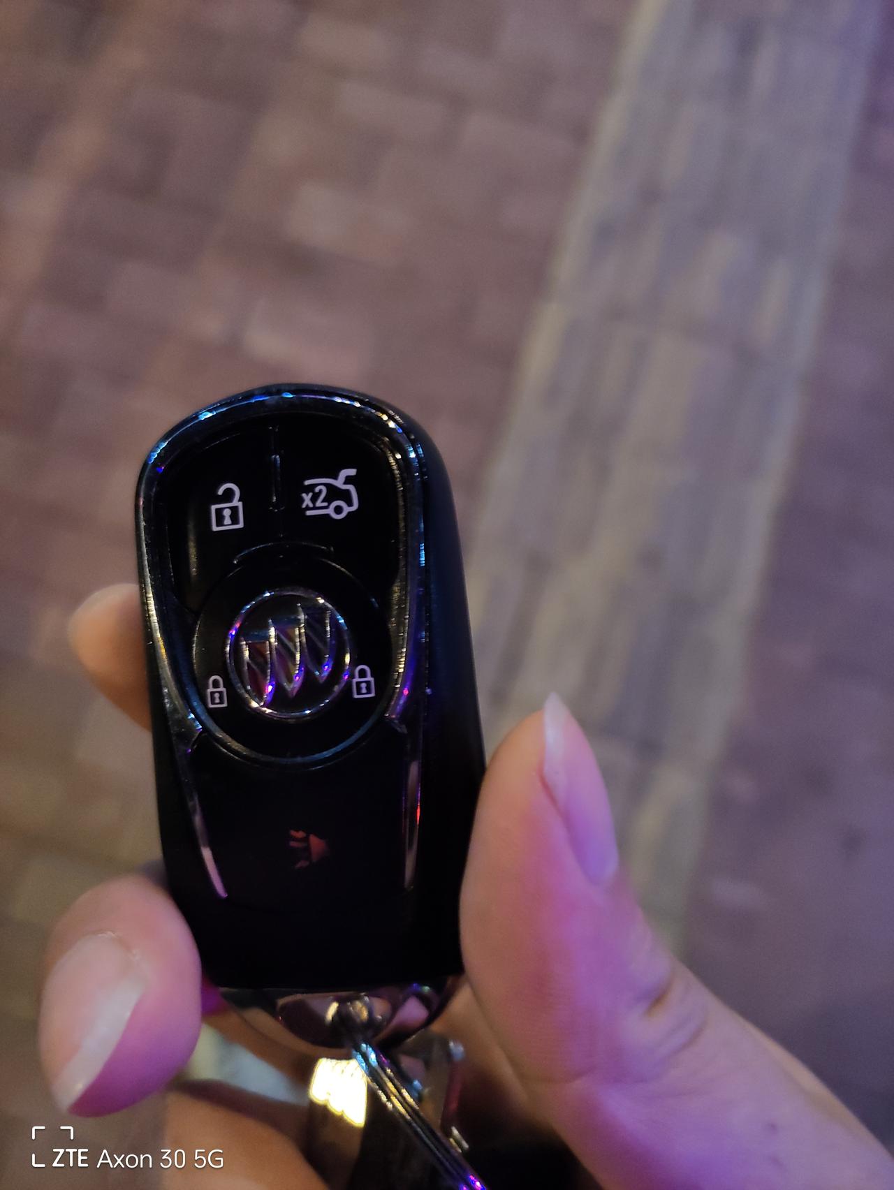 别克君威 最近车钥匙放在口袋里，按车门开锁都没反应了，不知道是不是车钥匙没电了，想问一下车钥匙怎么拆开换电池啊？