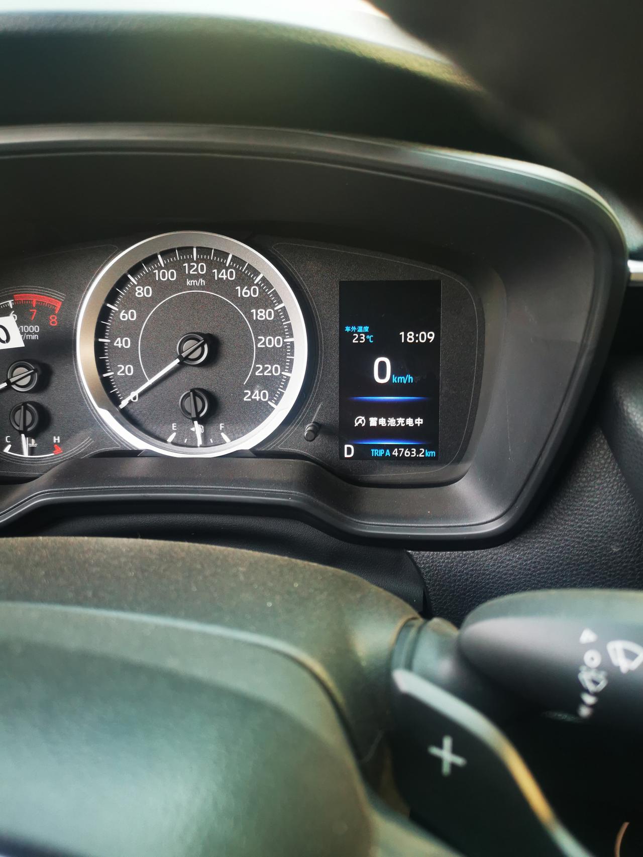 丰田卡罗拉 前面显示屏显示蓄电池充电中，啥意思
