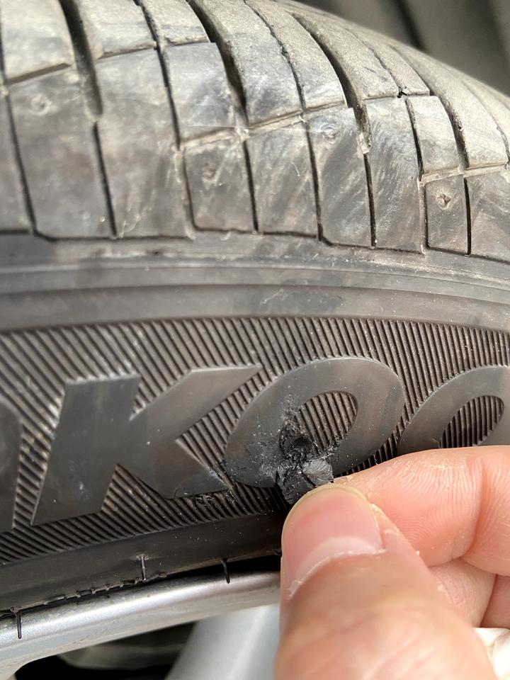 丰田卡罗拉 轮胎刮到了，这样需要换轮胎吗？？