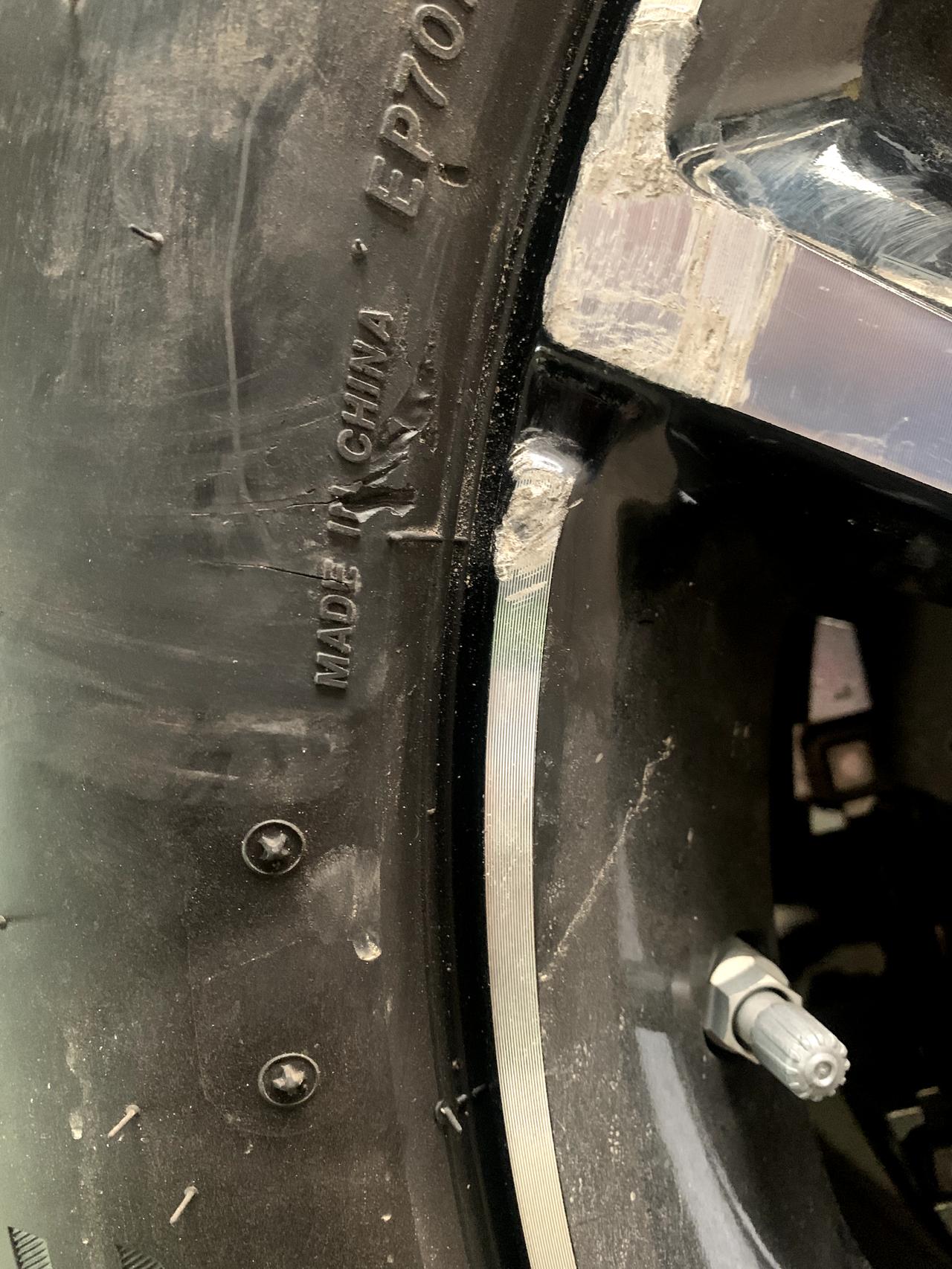 奔驰GLC 刮蹭后这样需要修补轮胎吗？