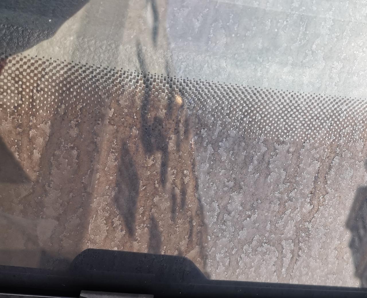 大众朗逸 车子停工地喷雾边一上午后，玻璃出现一层模糊不清的东西导致视线模糊清洗不掉，怎么样才能清洗干净，求解？