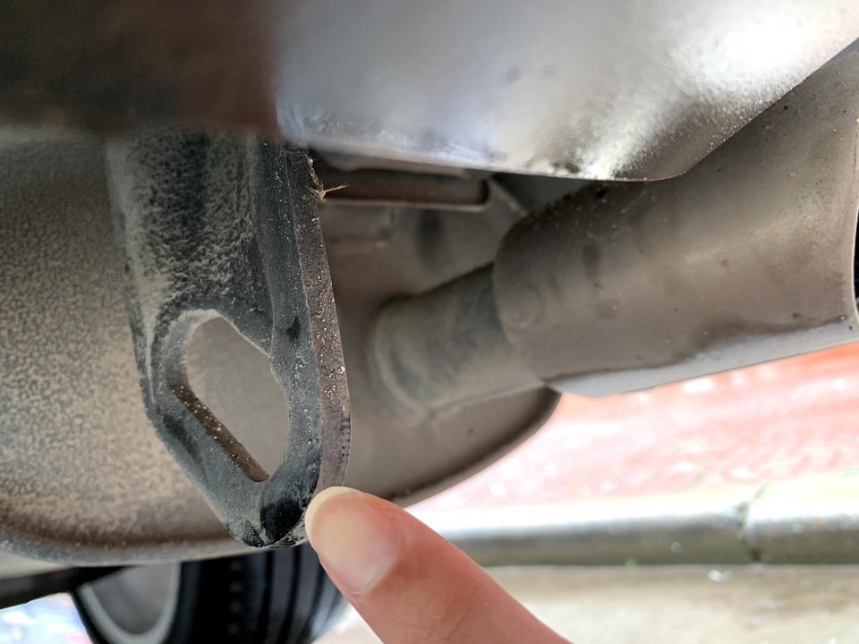 丰田凯美瑞 2018款8代凯 车底下右侧排气管旁边的这个是什么？我手指指的这个？