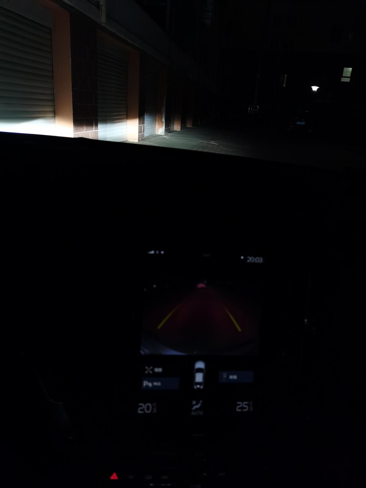 大家好，帮忙给看看沃尔沃S60的倒车影像怎么这么暗？都是这样吗？