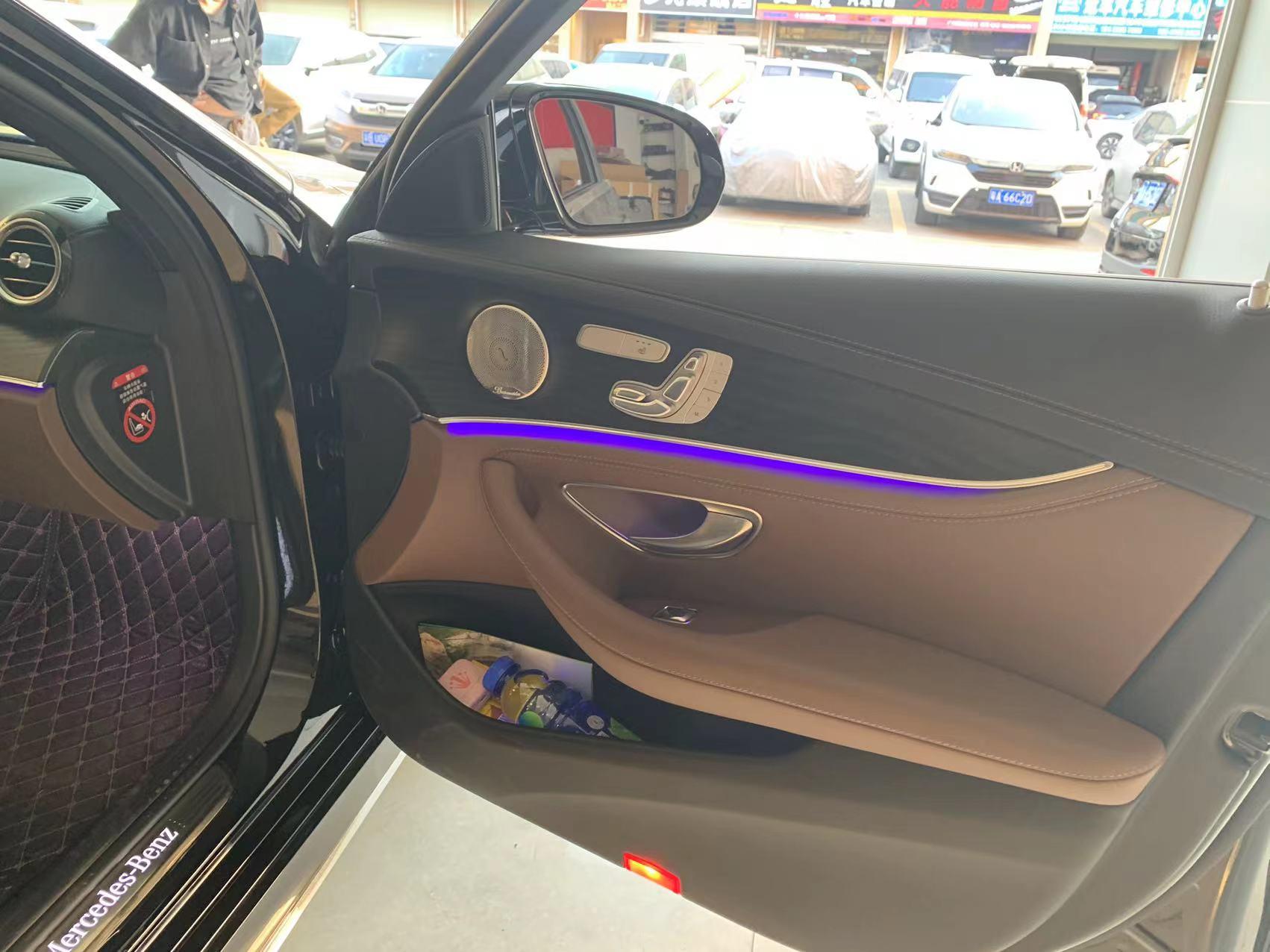 23款奔驰e300 仪表盘有氛围灯带有减配的吗