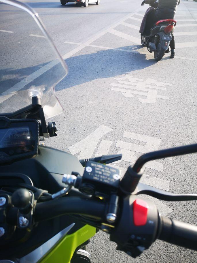 摩托车走什么车道,摩托车走什么车道最正确